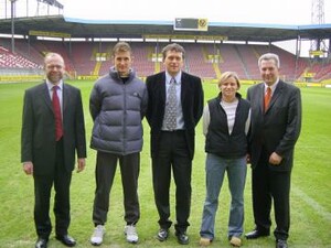 Prominente Partner des Sportabzeichens: Fußball-Weltmeisterin Martina Müller (2.v.r.) und Vize-Weltmeister Miroslav Klose (2.v.l.), hier beim Fototermin auf dem Kaiserslauterer Betzenberg mit (v.l.) Hans-Werner Gäb (Barmer Ersatzkasse) , Olaf Marschall (FCK) und Friedhelm Ochs (Barmer Ersatzkasse).