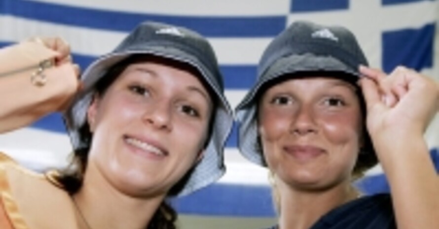 Foto: Vorfreude auf Griechenland Hannah Stockbauer und Fanziska van Almsick am 20.07. bei der Einkleidung in Mainz. Copyright dpa/picture- alliance