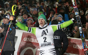 Felix Neureuther jubelt nach seinem Weltcup-Sieg im Slalom am 24. Januar 2014 in Kitzbühl. Foto: picture-alliance