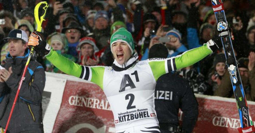 Felix Neureuther jubelt nach seinem Weltcup-Sieg im Slalom am 24. Januar 2014 in Kitzbühl. Foto: picture-alliance