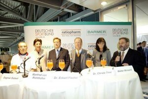 Die Teilnehmer der Pressekonferenz (von links): Wigald Boning, ratiopharm-Marketingleiterin Dagmare Siebert, DSB-Präsident Manfred von Richthofen, Barmer-Vorstandsvorsitzender Dr. Eckart Fiedler, Schwimm-Präsidentin Christa Thiel, DSB-Pressesprecher Walter Mirwald (Foto: Agentur Bildschön)