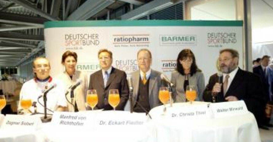 Die Teilnehmer der Pressekonferenz (von links): Wigald Boning, ratiopharm-Marketingleiterin Dagmare Siebert, DSB-Präsident Manfred von Richthofen, Barmer-Vorstandsvorsitzender Dr. Eckart Fiedler, Schwimm-Präsidentin Christa Thiel, DSB-Pressesprecher Walter Mirwald (Foto: Agentur Bildschön)