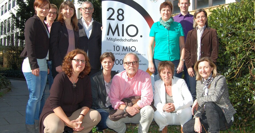 Ein gelungenes Auftaktgespräch zwischen dem DOSB und dem österreichischen Sportministerium: v.r. hinten: Heike Kübler, Florian Kaiser, Dr. Karin Fehres, Robert Moschitz, Dorothea Pelzer-Kukowka, Sabine Landau, Fabienne Bretz; v.l. vorne: Ute Blessing-Kapelke, Verena Zschippang, Bernd Laugsch, Alex Pensky und Ursula Klinger. Foto: DOSB