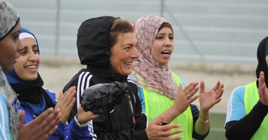 Fußball-Expertin Anja Palusevic (mitte) umringt von ihren "Schülerinnen". Fotos: DOSB/Palusevic
