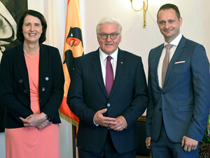 Bundespräsident Frank-Walter Steinmeier (m.) empfängt die Vorstände der Nationale Anti Doping Agentur (NADA) Deutschland, Andrea Gotzmann und Lars Mortsiefer, in der Villa Hammerschmidt. Foto: picture-alliance