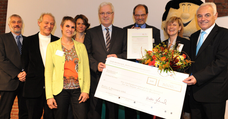 Die Familienbotschafter mit dem Parlamentarischen Staatssekretär Hermann Kues, die Preisträger des LSV Saarland und DOSB-Vizepräsident Walter Schneeloch (v.l.). Foto: DOSB