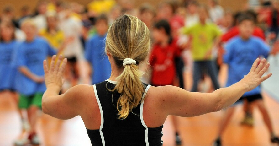 Mit Auwärm-Übungen beginnt eine Sportlehrerin ihre Stunde. Experten fordern die tägliche Sportstunde, wenigstens für Grundschüler. Foto: picture-alliance