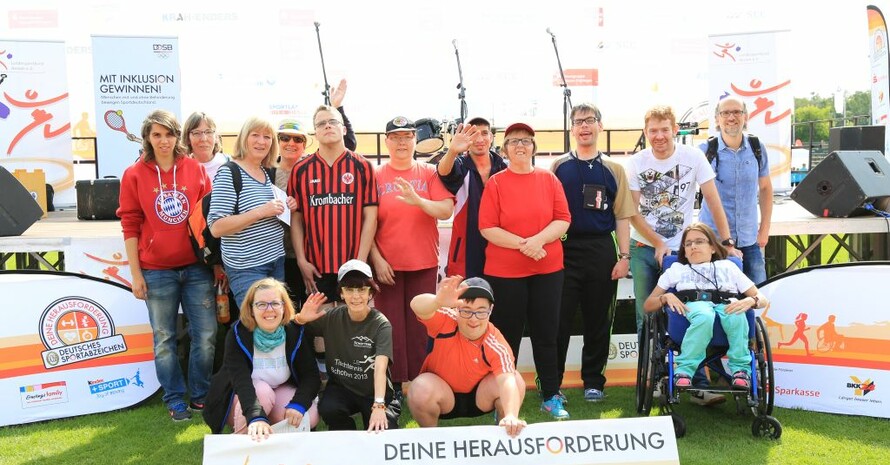 Die Mitglieder der Caritas Werkstatt Fulda stellen sich mit ihrem Einrichtungsleiter Michael Glüber (re.) zum Gruppenbild.