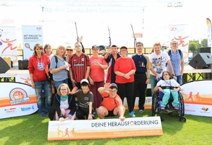 Die Mitglieder der Caritas Werkstatt Fulda stellen sich mit ihrem Einrichtungsleiter Michael Glüber (re.) zum Gruppenbild.