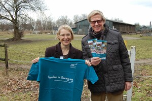 LSV-Präsident Hans-Jakob Tiessen und Schleswig-Holsteins Familienministerin Kristin Alheit werben gemeinsam für die neue LSV-Aktion "Familien in Bewegung". Foto: LSV Schleswig-Holstein