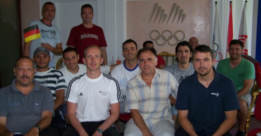 Olav Spahl (2.v.li.) im Kreis der mazedonischen Schwimmtrainer, Foto: privat