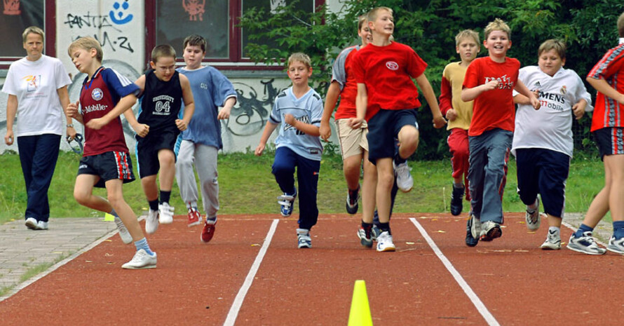 Schulsport tut Schülerinnen und Schülern gut. Fotos: dsj