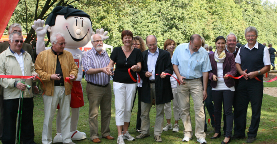 Den Trimm Dich-Parcours im Äußeren Kurpark eröffneten Horst Seitz (Präsident des Stadtsportausschusses), André Kurze (Vorsitzender Kultur- und Tourismusverein), Klaus-Peter Pfahler (Stadtrat), Katrin Löbbecke (Kurdirektorin), Rainer Moritz (Stadtrat), Thomas Baiersdorf (Vorsitzender des TV 1862 Bad Mergentheim e. V.), Melanie Dorotik (Molkerei Alois Müller), Tillmann Zeller (Stadtrat) und Karl-Heinz Moschüring (Vorsitzender des Sportkreises Mergentheim) (v. l.). Fotos: Molkerei Alois Müller