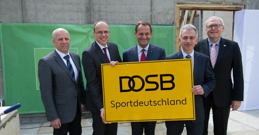 Legten den Grundstein für die neue Zentrale Sportdeutschlands (v.re.): Vesper, Feldmann, Hörmann, Beuth, Arnolds; Foto: picture-alliance
