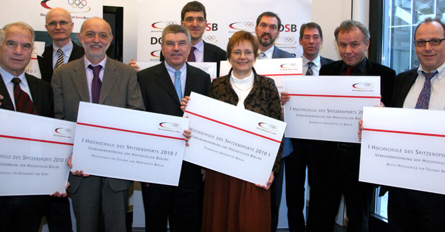 Die Vertreter der Berliner Hochschulen mit DOSB-Präsident Thomas Bach (4. v.l.) und  ihren Auszeichnungen. Foto: DOSB/Stephanie Pilick