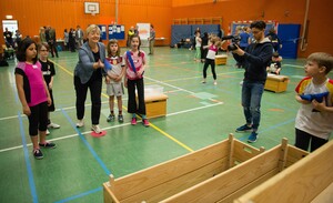 Die niedersächsische Kultusministerin Frauke Heiligenstadt (SPD) nimmt an inklusivem Sportunterricht in einer Schule in Hannover teil. Foto: picture-alliance