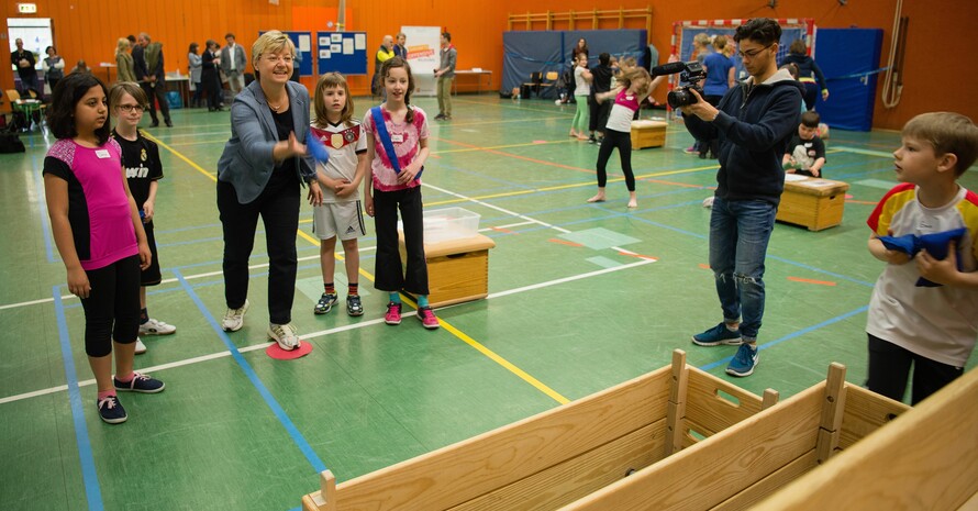 Die niedersächsische Kultusministerin Frauke Heiligenstadt (SPD) nimmt an inklusivem Sportunterricht in einer Schule in Hannover teil. Foto: picture-alliance