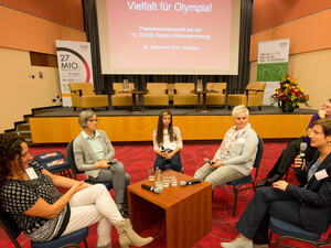 Zukünftige, gegenwärtige und ehemalige Olympiateilnehmerinnen bei der Podiumsdiskussion. Foto: DOSB/Timm Schamberger
