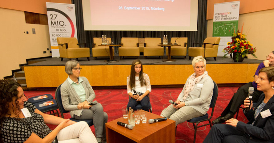 Zukünftige, gegenwärtige und ehemalige Olympiateilnehmerinnen bei der Podiumsdiskussion. Foto: DOSB/Timm Schamberger