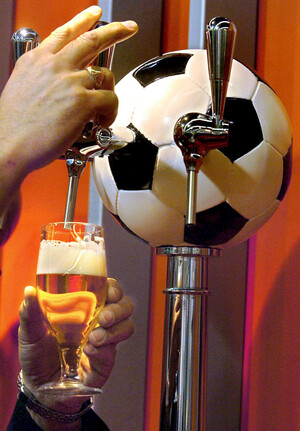 Auch in Vereinsheimen sollte es öfter heißen: Alkoholfrei für Sportlerinnen und Sportler! Copyright: picture-alliance/dpa