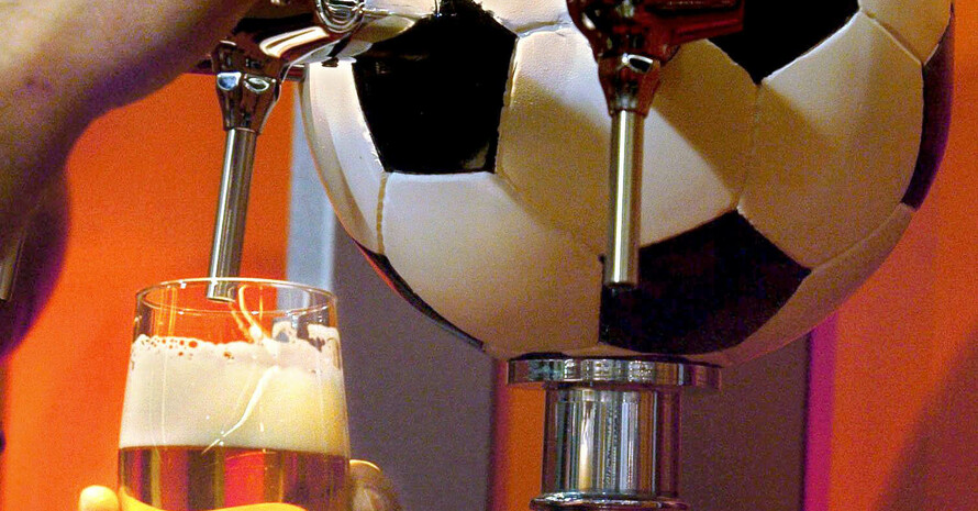 Auch in Vereinsheimen sollte es öfter heißen: Alkoholfrei für Sportlerinnen und Sportler! Copyright: picture-alliance/dpa