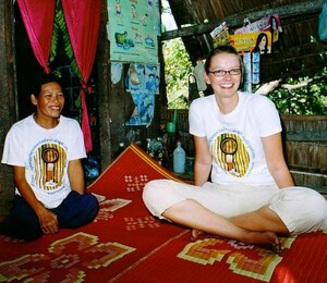 Romy Mäuslein (re.) betreut in Kambodscha im Auftrag des DOSB behinderte Menschen. Fotos: DOSB
