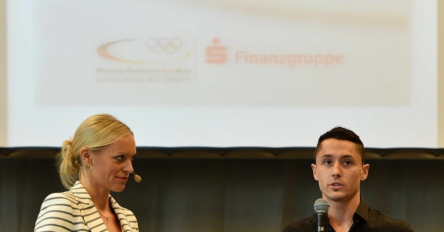 Valeska Homburg im Gespräch mit Andras Toba, Olympiateilnehmer und ehemaliger Eliteschüler in Hannover. Foto: picture-alliance