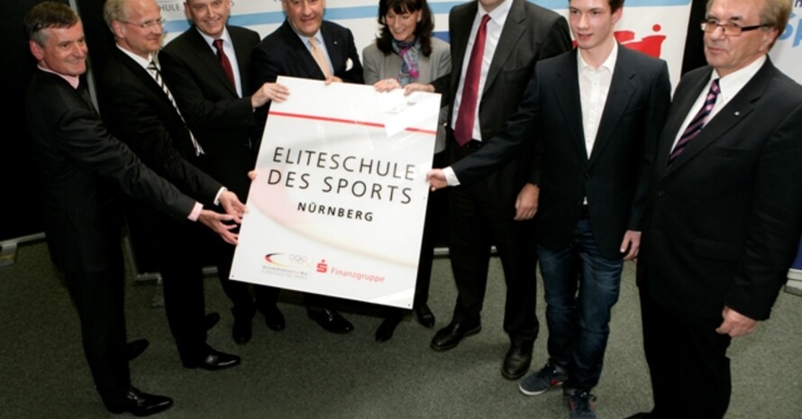 Über die Auszeichnung freuen sich (v.l.): Klaus Pohlen (Leiter Olympiastützpunkt Bayern), Klemens Gsell (Bürgermeister Nürnberg), Schulleiter Harald Schmidt, Ludwig Spaenle (Bayerischer Kultusminister), Christa Thiel (DOSB Vizepräsidentin Leistungssport), Markus Söder (Bayerischer Finanzminister), Schüler und Badmintonspieler Johannes Pistorius, Günther Lommer (Präsident Bayerischer Landessportverband).