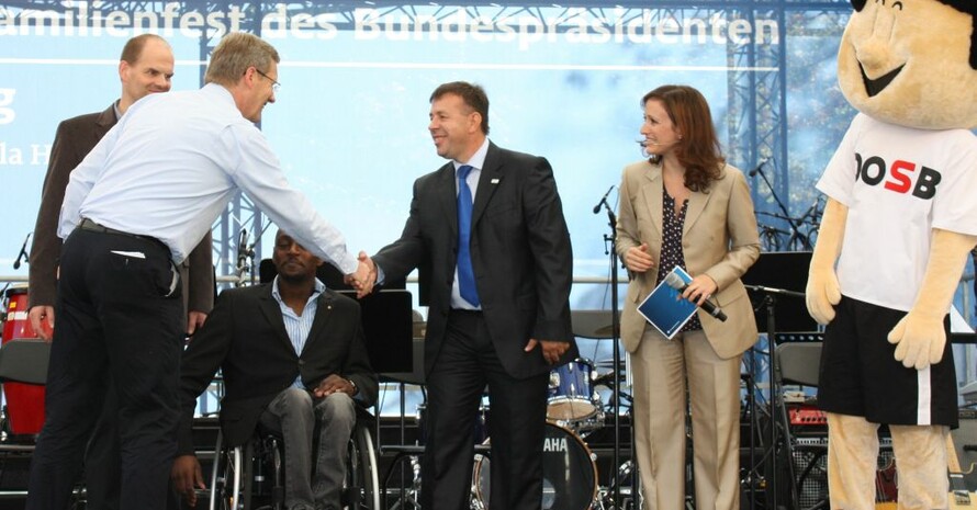 Wullf begrüßt Erko Ernes Kalac, Integrationsbeauftragter des DOSB; Foto: LSBNRW