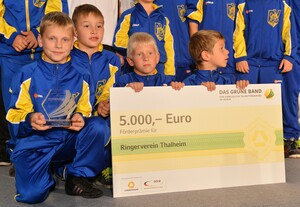 Die Preisträger des "Grünen Bandes für vorbildliche Talenförderung im Verein" erhielten einen Scheck über 5.000 Euro. Foto: picture-alliance