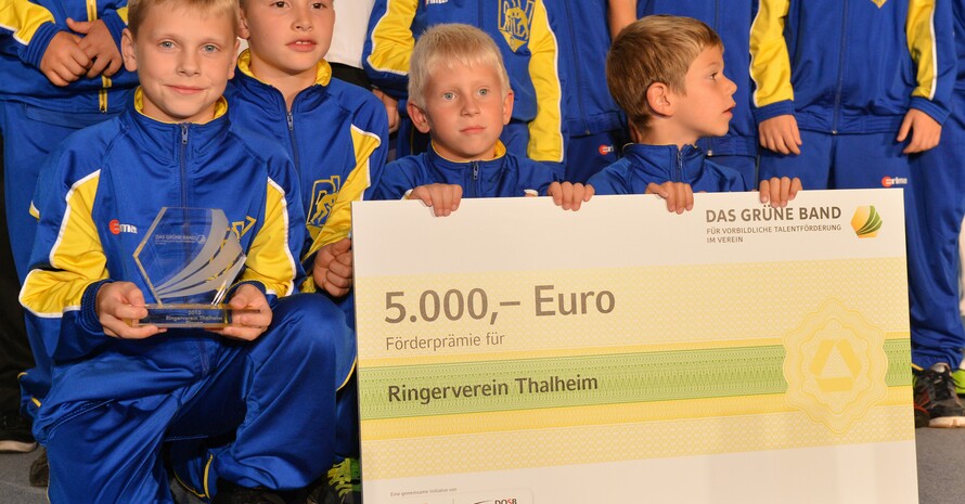Die Preisträger des "Grünen Bandes für vorbildliche Talenförderung im Verein" erhielten einen Scheck über 5.000 Euro. Foto: picture-alliance