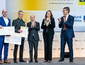 Die Vereinsvertreter des LAC Eichsfeld nehmen den ersten Preis von Olaf Scholz, Marija Kolak und Thomas Weikert entgegen.