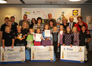 Die Siegerklassen des Lidl-Schüler-Fitnesscups 2009: Klasse 3 a der Arnesboken-Schule, Klasse 2 c der Lessing-Grundschule und Klasse 2 der Herzbergschule Roth (v. l. n .r.).