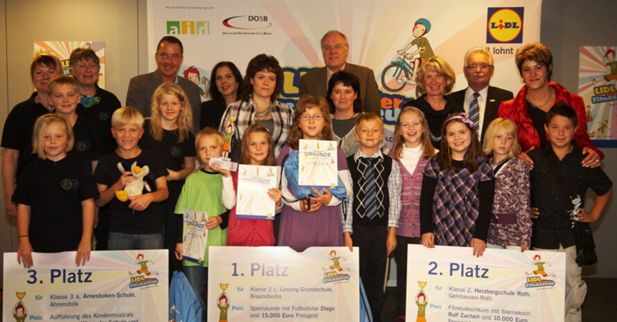 Die Siegerklassen des Lidl-Schüler-Fitnesscups 2009: Klasse 3 a der Arnesboken-Schule, Klasse 2 c der Lessing-Grundschule und Klasse 2 der Herzbergschule Roth (v. l. n .r.).