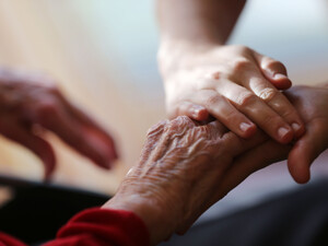 Pflegende Angehörige erhalten durch den Ratgeber Unterstützung. Foto: picture-alliance