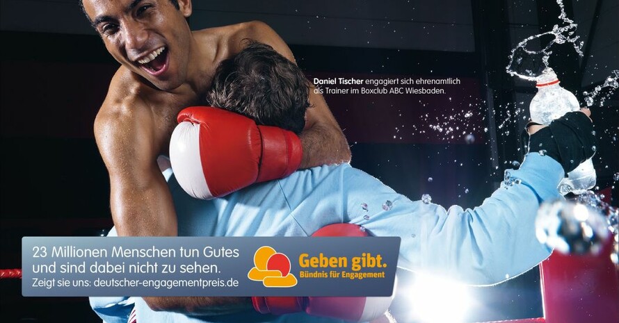 Eines der Plakatmotive der Kampagne zeigt den ehrenamtlich tätigen Boxtrainer Daniel Tischler. Foto: Kampagnenbüro "Geben gibt."