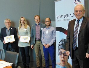 DOSB-Vizepräsident Walter Schneeloch (re.) überreichte die Urkunden an die Preisträgerinnen und Preisträger. Foto: DOSB
