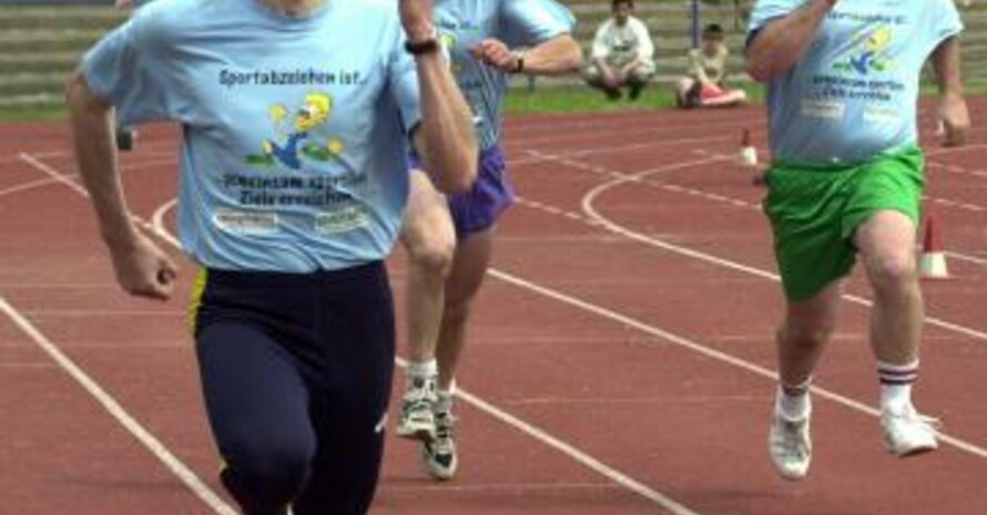 Gerry Kley (Sportminister Sachsen-Anhalt), Dr. Rüdiger Ganske (LSB-Vizepräsident Breitensport) und Dr. Lothar Schmidt (Vorsitzender des KSB Saalkreis) beim 100m-Lauf.