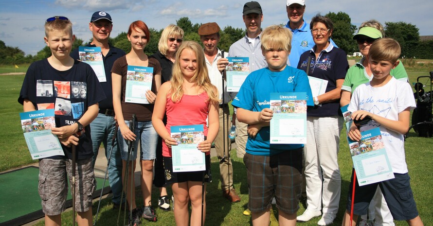 Die Teilnehmer/innen erhielten eine Urkunde zur Erinnerung. Foto: Petra Blume, Golfclub Husumer Bucht.