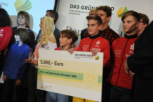 Sportler freuen sich über die Auszeichnung des "Grünen Bandes" . Quelle: dpa/picture-alliance