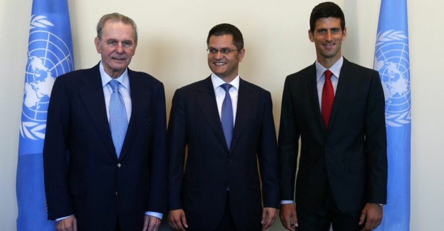 IOC-Präsident Jaques Rogge, Präsident der UN-Vollversammlung Vuk Jeremic und Tennisspieler Novak Djokovic nahmen an Verabschiedung der Resolution teil. Foto: picture-alliance