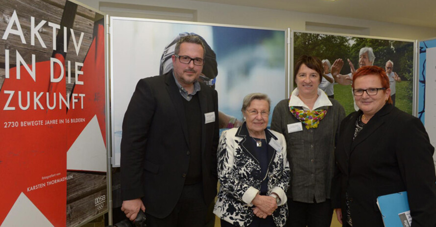 Fotograf Karsten Thormaehlen, Prof. Ursula Lehr, Karin Fehres und die Parlamentarische Staatssekretärin des BMFSFJ Elke Ferner bei der Eröffnung der Ausstellung in Frankfurt. Fotos: BAGSO/Wachendörfer