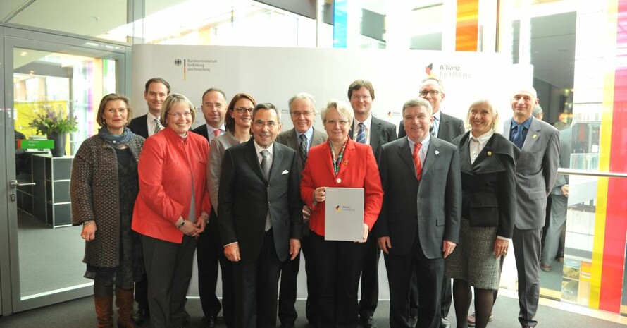 Annette Schavan mit Vertreterinnen und Vertretern der Organisationen, die sich dem Bündnis "Allianz für Bildung" angeschlossen haben. Foto: Knuth Erbe/BMBF