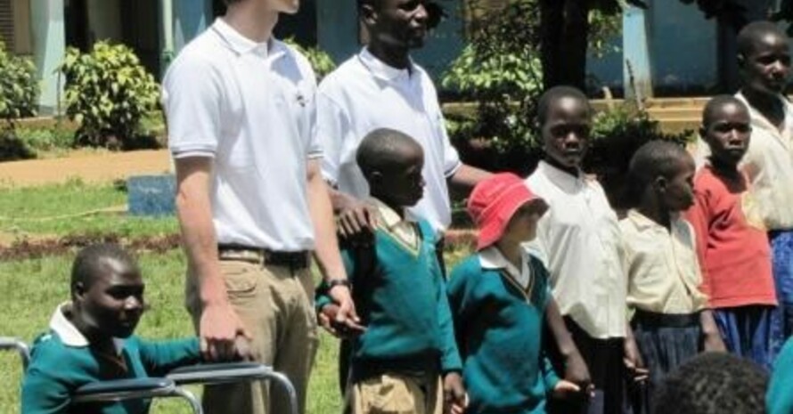 Sebastian Rockenfeller (2.v.li) mit tansanischen Schulkindern und ihrem Lehrer. Foto: Rockefeller