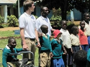 Sebastian Rockenfeller (2.v.li) mit tansanischen Schulkindern und ihrem Lehrer. Foto: Rockefeller