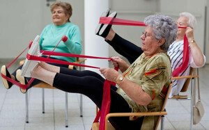 Ältere Frauen halten sich mit Gymnastik fit und gelenkig. Foto: picture-alliance