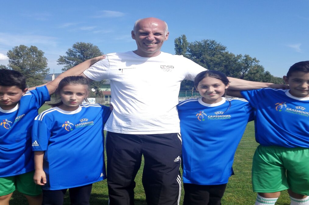 DOSB-Experte Michael Nees (Mitte) begeisterte die Kinder beim Grassroots-Festival. Foto: DOSB/Nees DOSB-Experte Michael Nees (Mitte) begeisterte die Kinder beim Grassroots-Festival. Foto: DOSB/Nees