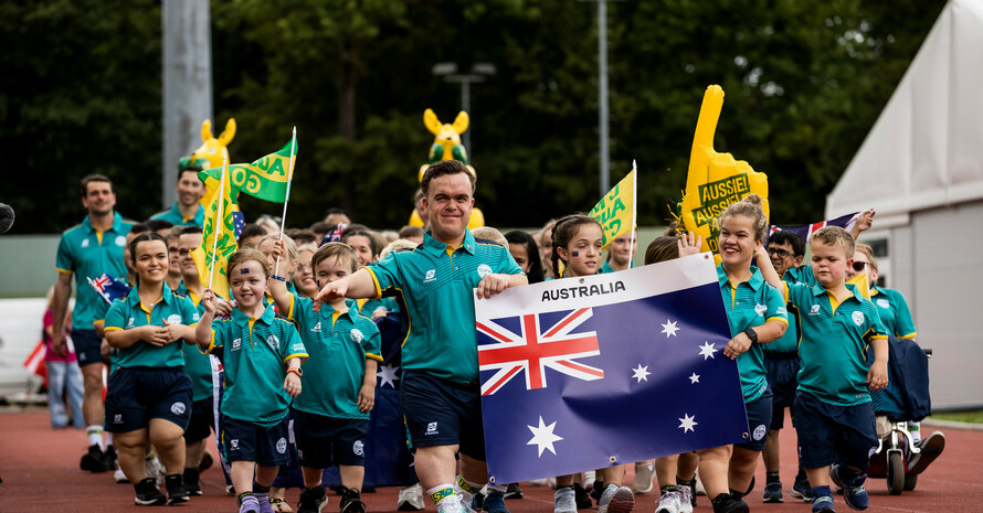 Die Mannschaft aus Australien bei der Eröffnungsveranstaltung mit Flaggen und Werbematerialien beim Einlaufen