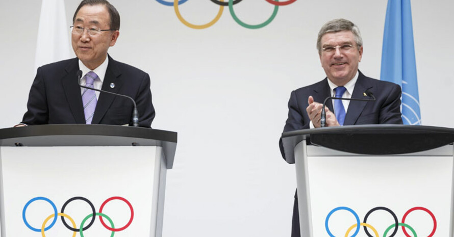 Der frühere UN-Generalsekretär Ban Ki-Moon (l.) wurde von IOC-Präsident Thomas Bach (r.) als Vorsitzender der IOC-Ethikkommission eingesetzt. Foto: picutre-alliance