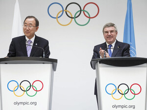 Der frühere UN-Generalsekretär Ban Ki-Moon (l.) wurde von IOC-Präsident Thomas Bach (r.) als Vorsitzender der IOC-Ethikkommission eingesetzt. Foto: picutre-alliance